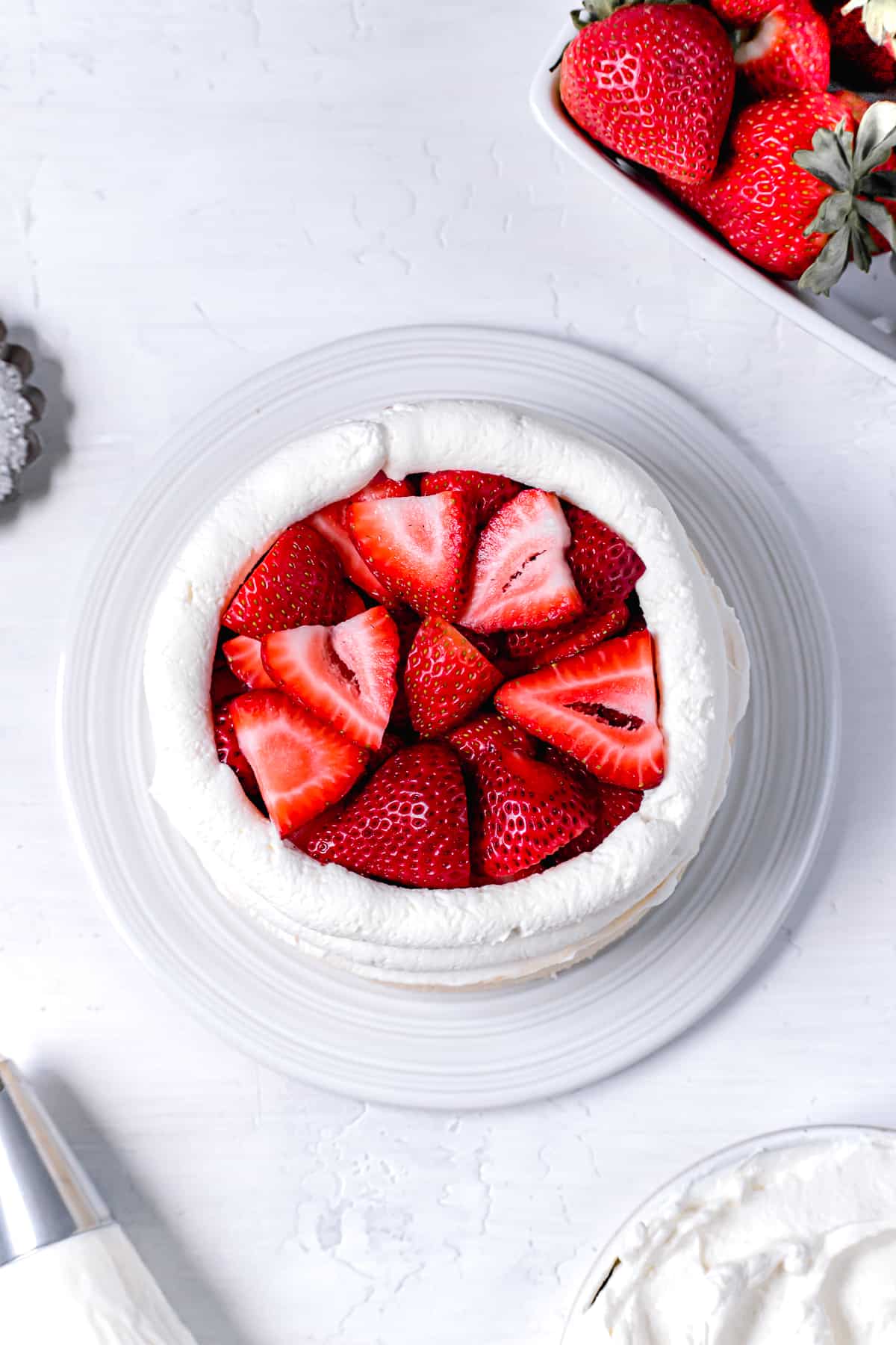 another layer of sliced strawberries layered in the middle of the cake.