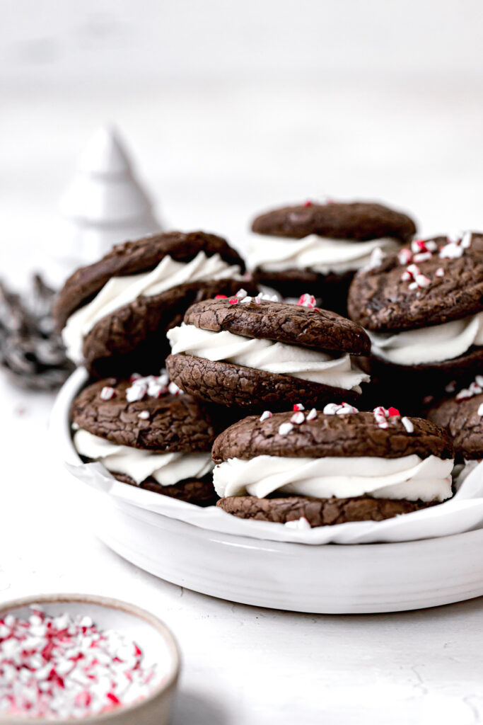 chocolate sandwich cookies piled in white bowl