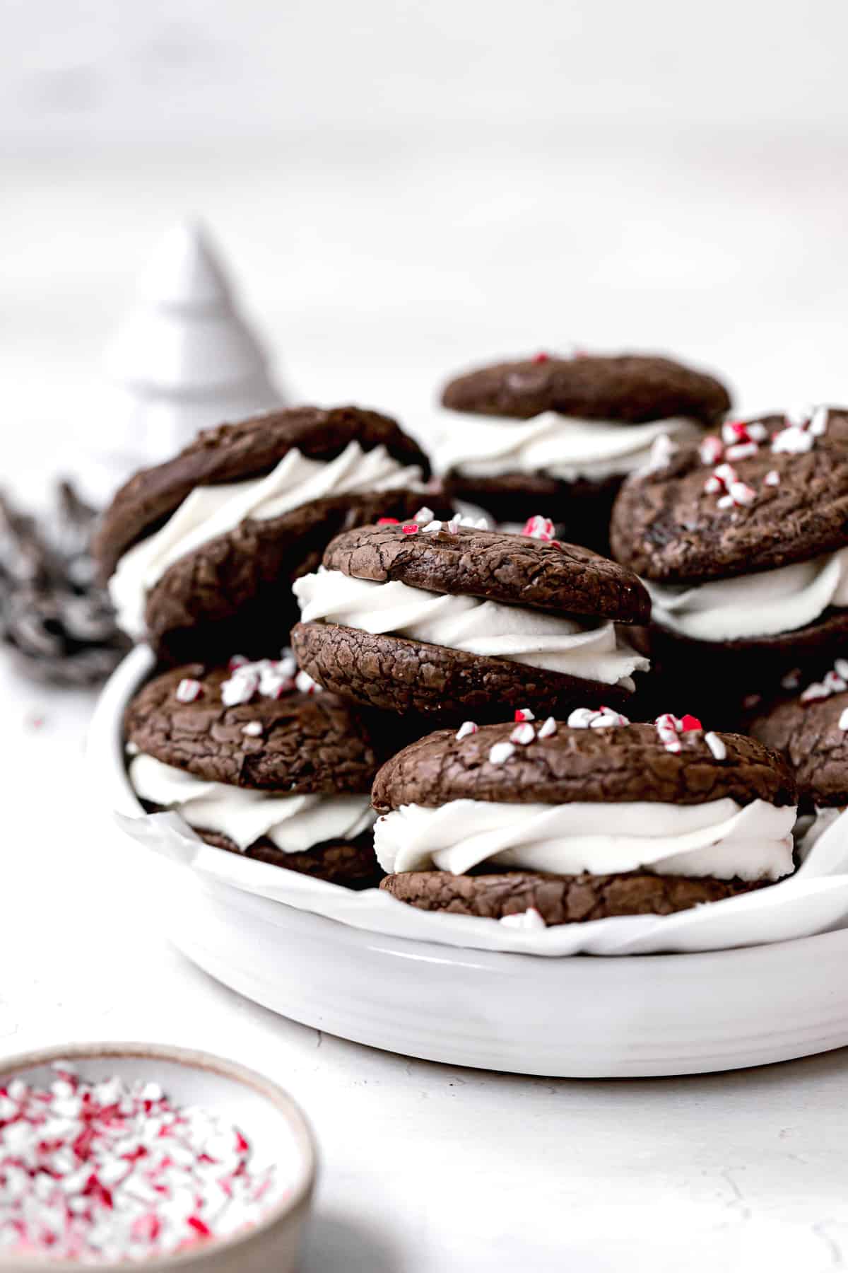 chocolate sandwich cookies piled in white bowl.