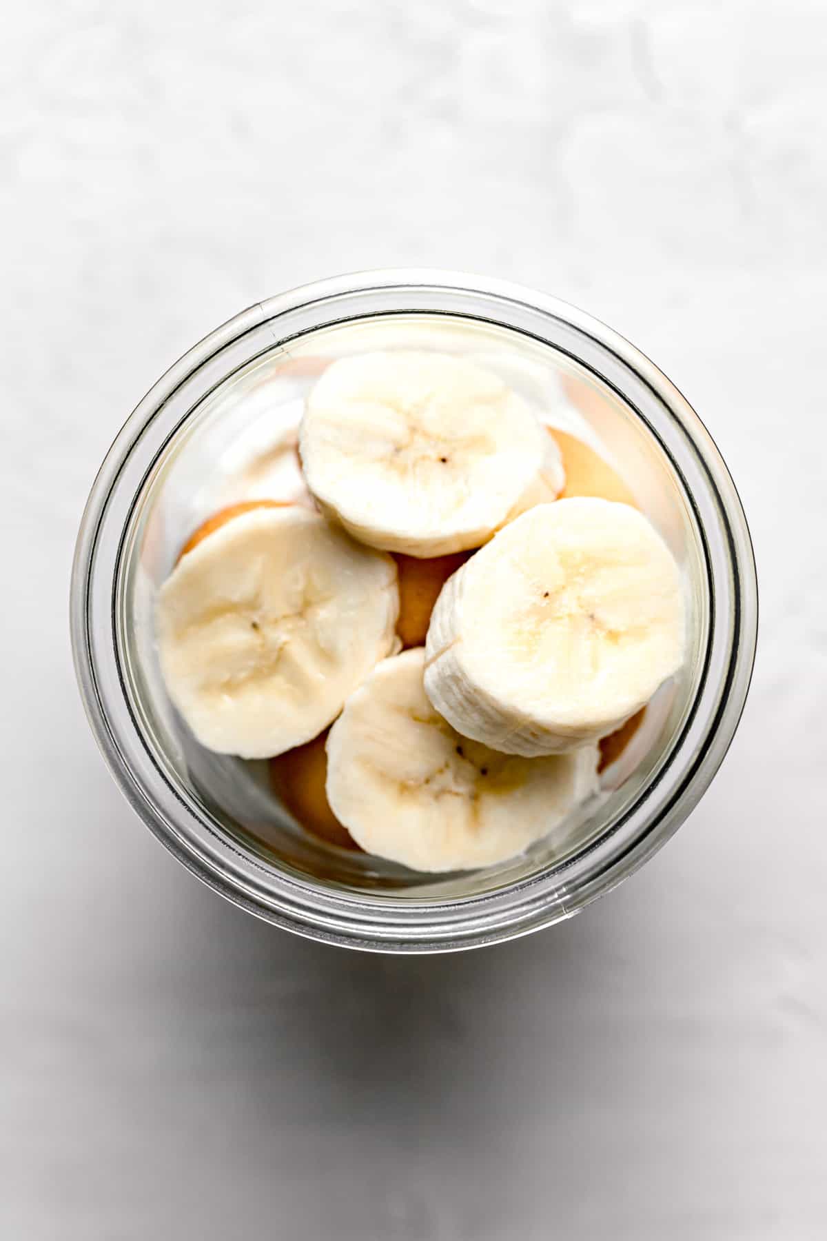 layer of banana slices in jar.