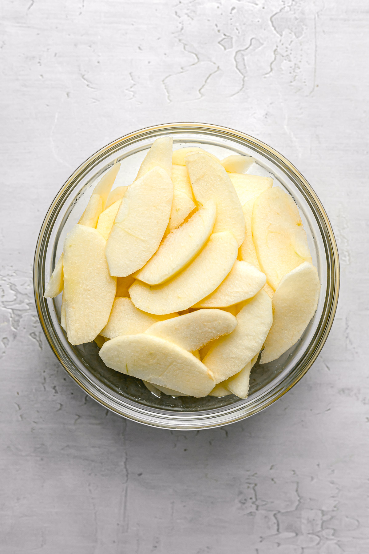 apple slices in glass bowl