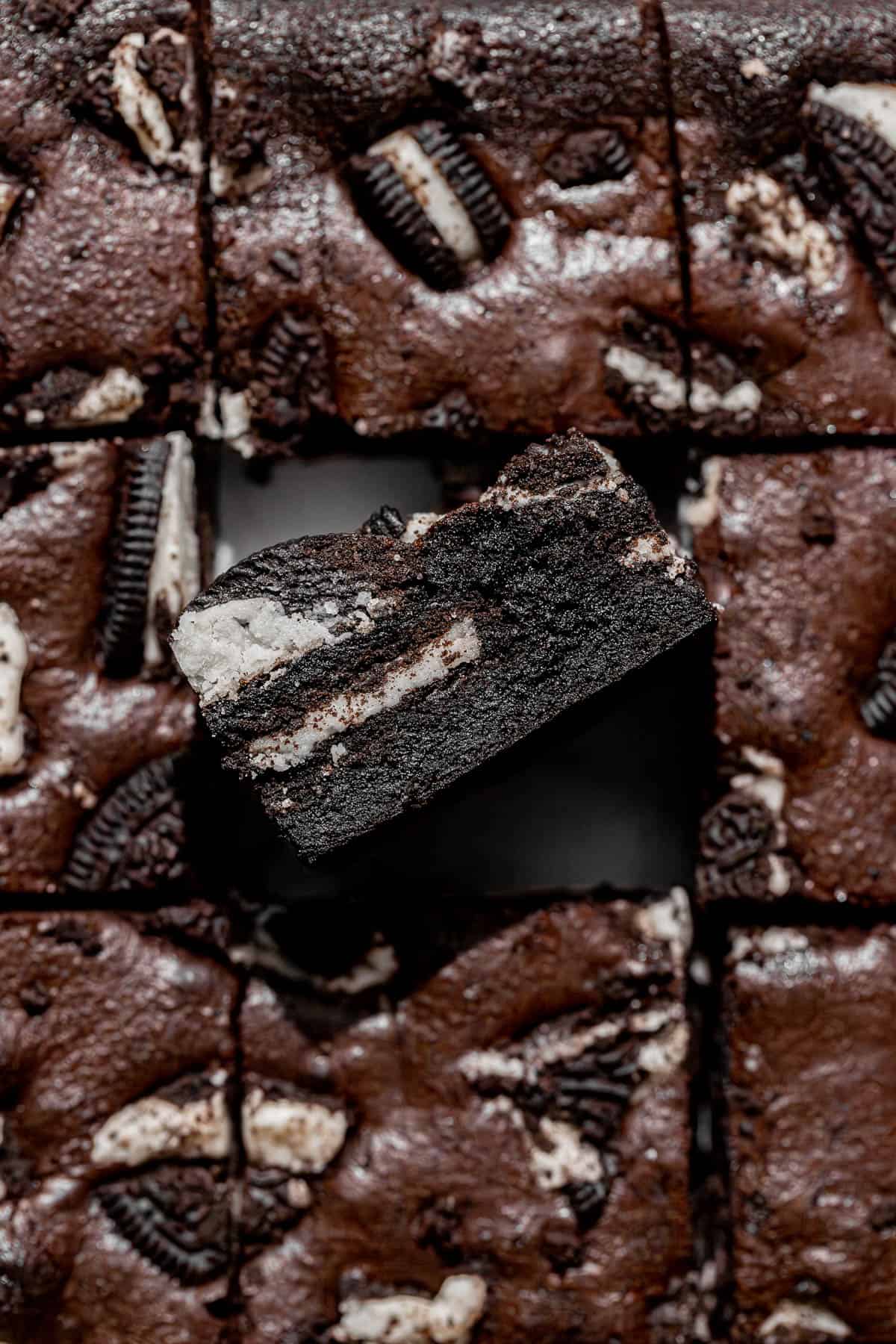close up of one oreo brownie square from the side.