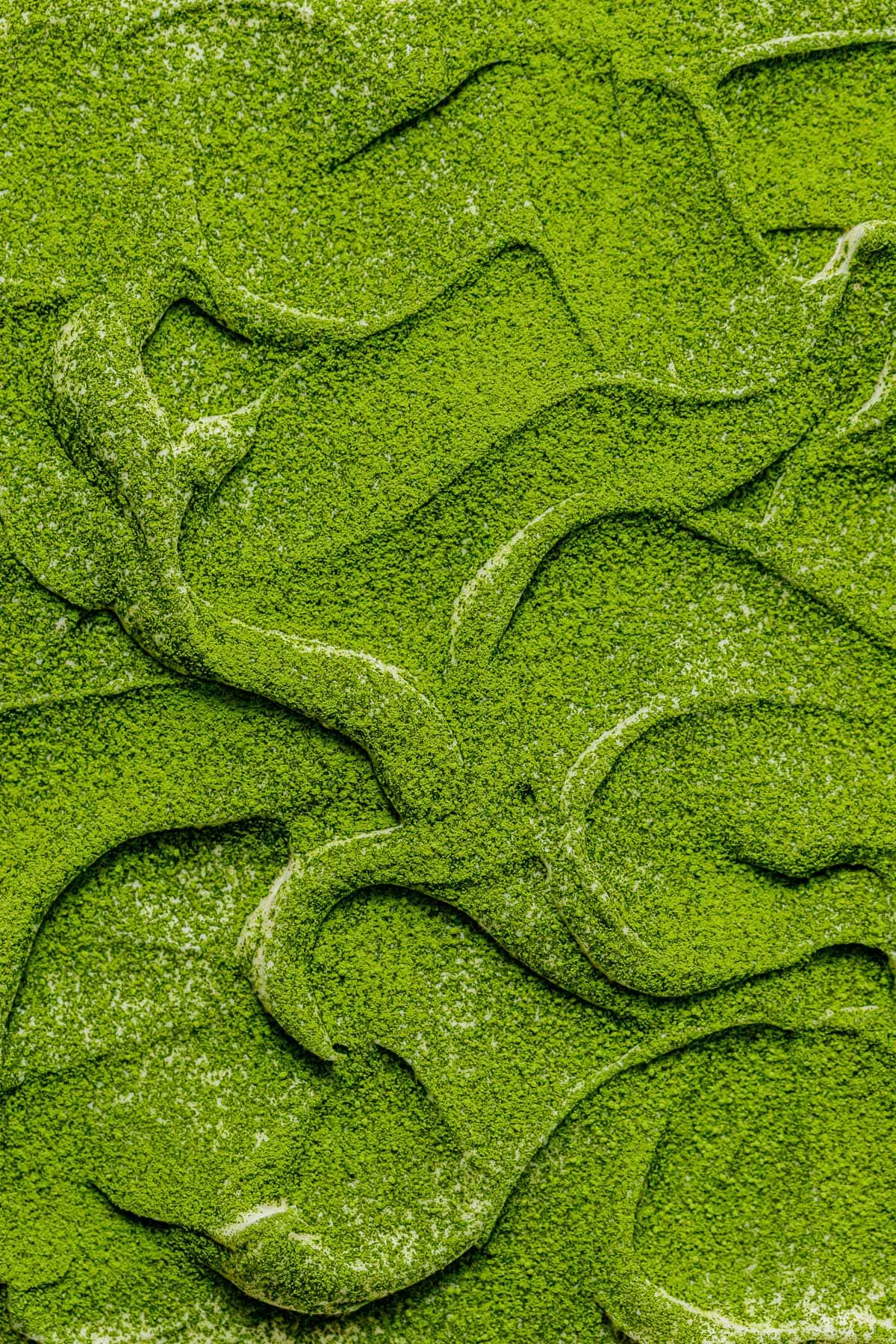 matcha dusted frosting on top of cake.