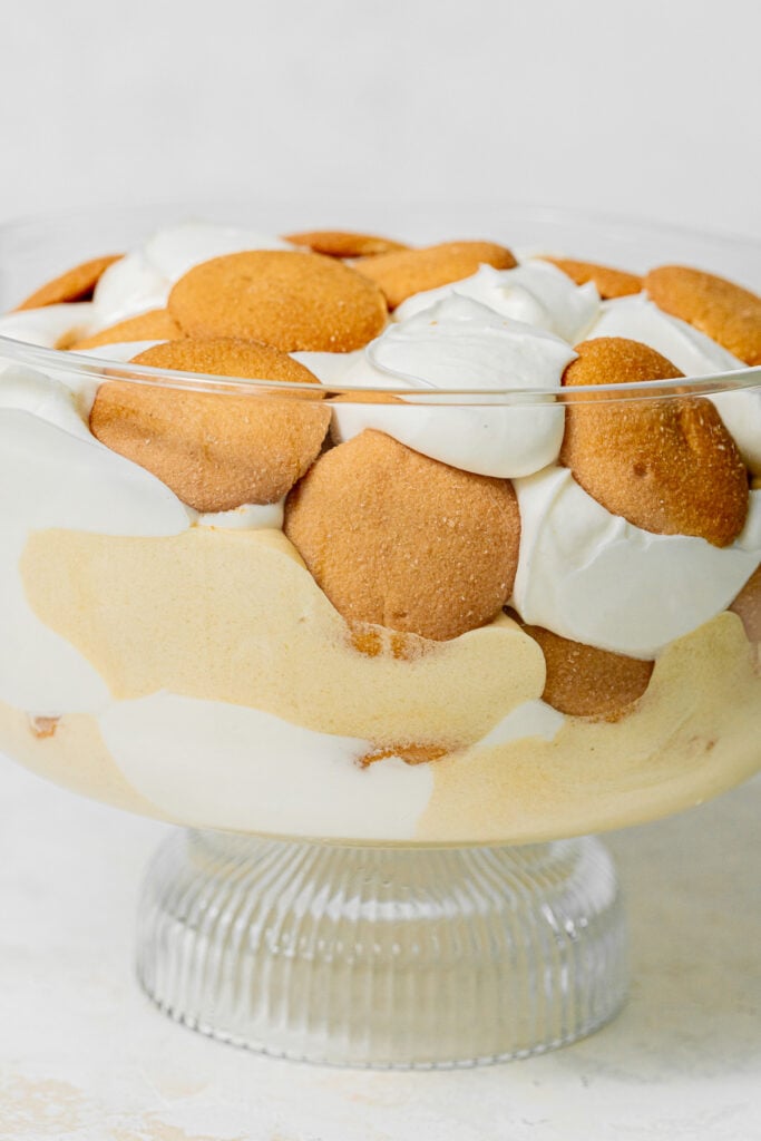 banana milk pudding in a clear glass dish.