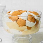 banana milk pudding in glass bowl.