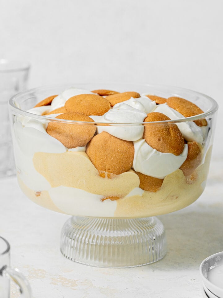 banana milk pudding in glass bowl.