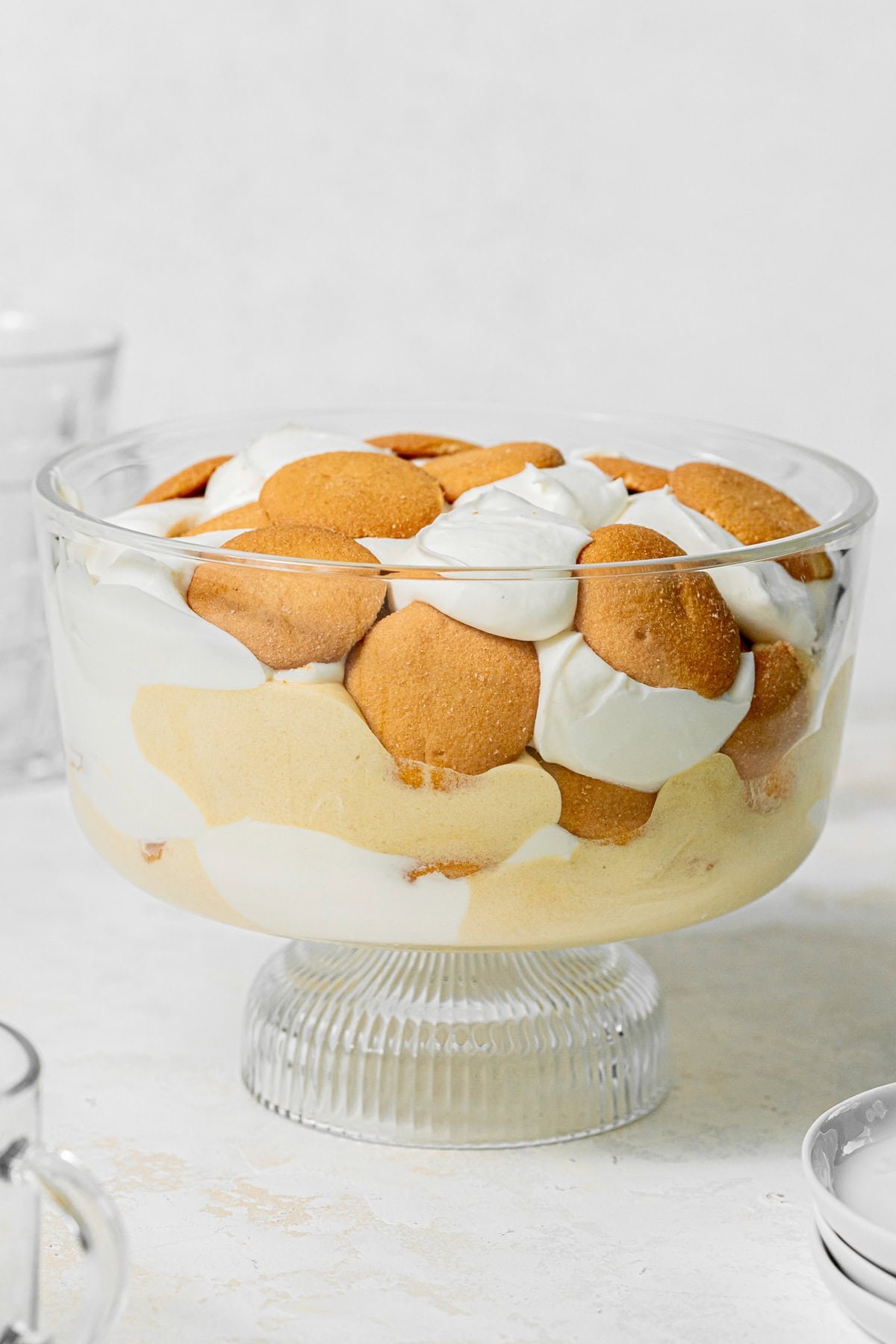 banana milk pudding in glass bowl.